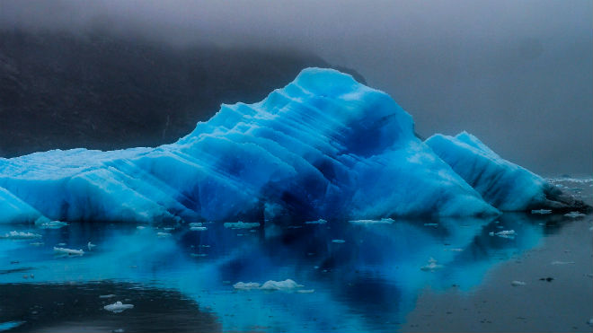 Темно-синий айсберг