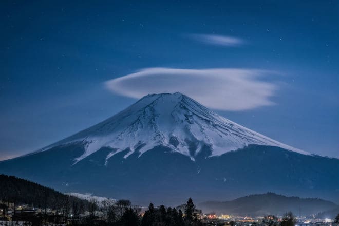 Вулкан Фудзияма ночью