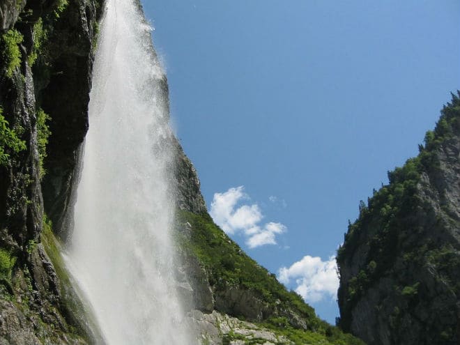 Падающая вода Гегского водопада в Абхазии