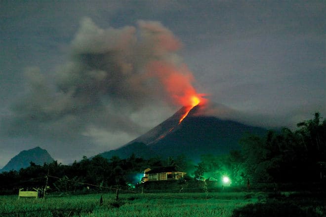 Извержение вулкана Мерапи на острове Ява