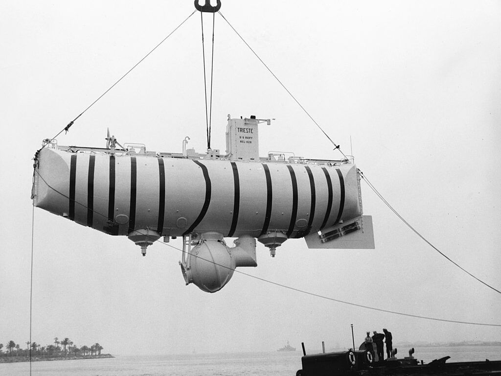 Океан, исследования: Bathyscaphe Trieste: построенный в Италии глубоководный исследовательский подводный аппарат , который с экипажем из двух человек достиг рекордной максимальной глубины около 10 911 метров (35 797 футов) при первом спуске в самую глубокую из известных частей земных океанов.
