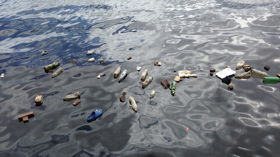 Как засоряется океан: Бытовые отходы, выброшенные на океанский берег