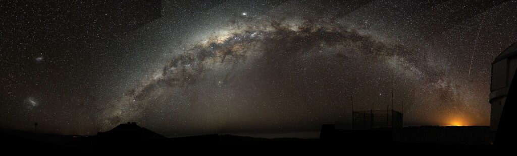 Звёзды на Млечном пути. Млечный Путь, изгибающийся под большим наклоном по ночному небу. Эта 
композитная панорама была сделана в 
обсерватории Паранал на севере Чили.