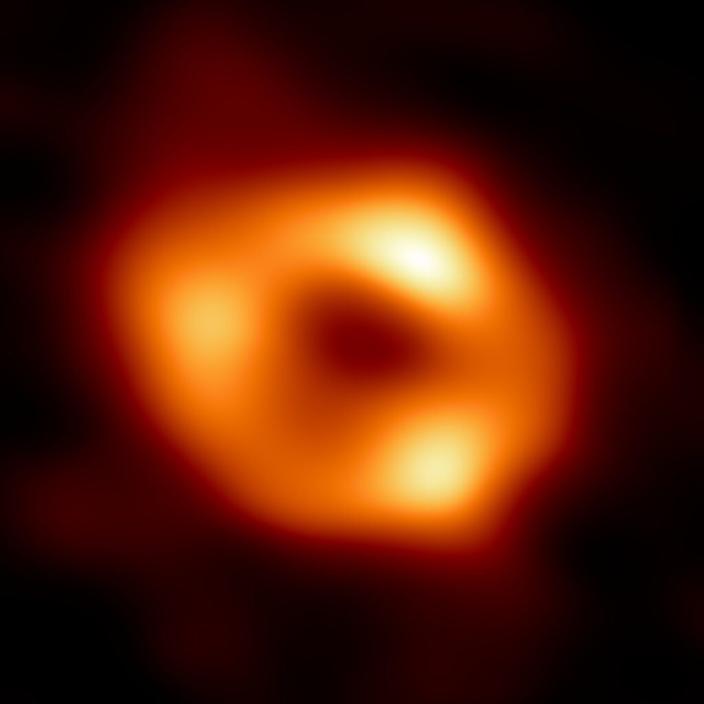 Сверхмассивная черная дыра в Стрельце А* , полученная с помощью  телескопа Event Horizon в радиоволнах. 
Центральное темное пятно - это тень черной дыры, которая больше  горизонта событий.