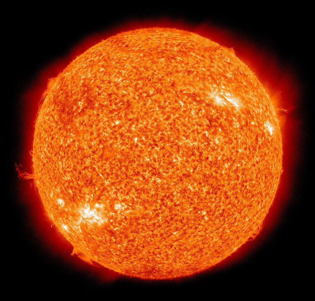 Фотография Солнца в ультрафиолетовом участке спектра, изображённого в условном цвете. Получена Обсерваторией солнечной динамики.