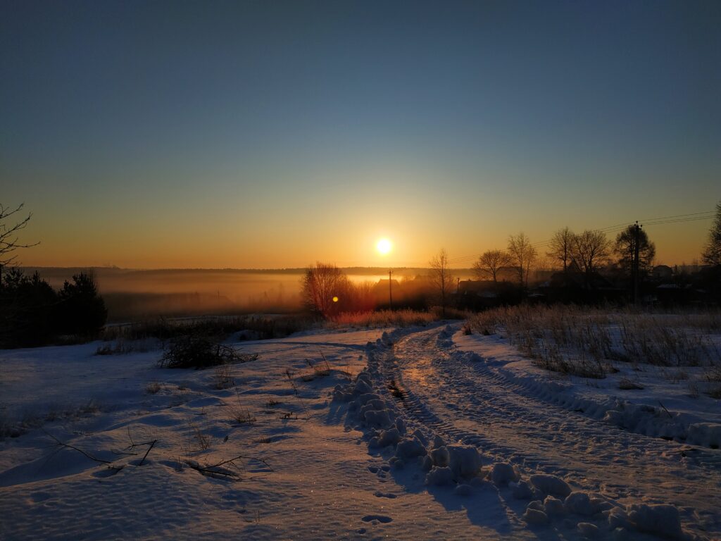 Зимний восход Солнца в деревне Овсянниково, Московская область, Солнечногорский район