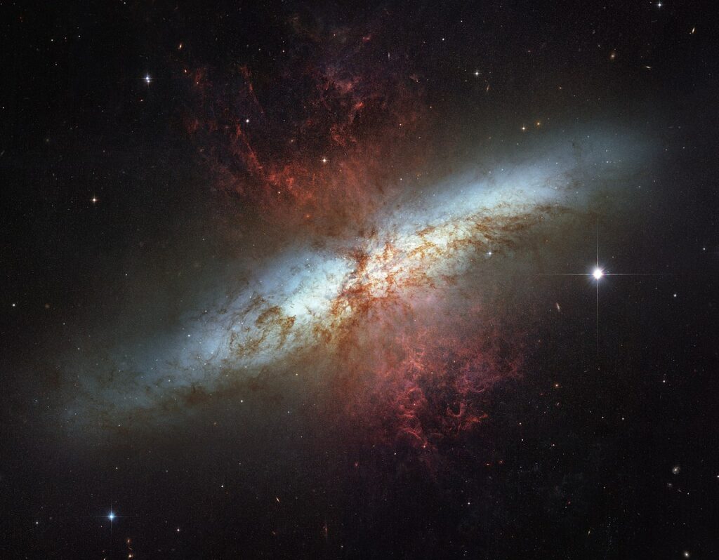M82, галактика с активным звездообразованием