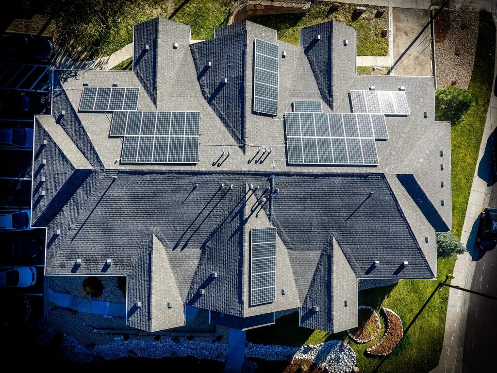 Возобновляемые источники энергии. Солнечные батареи на крышах домов