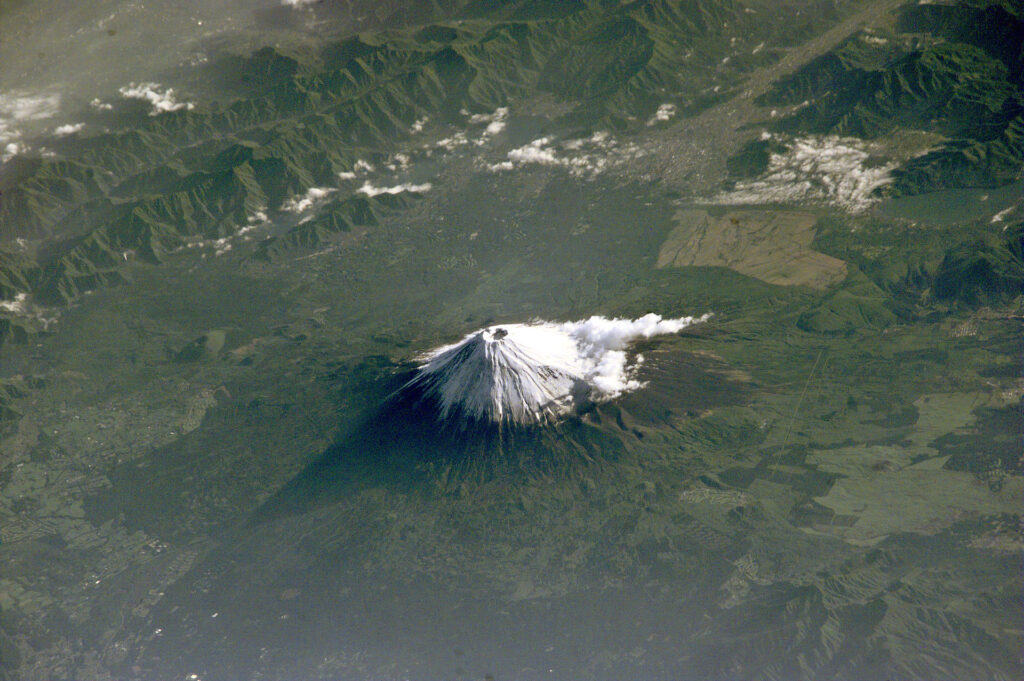Вид на гору Фудзияма с искусственного спутника Земли.