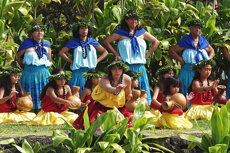 Гавайские острова:. Гавайцы исполняют хулу
