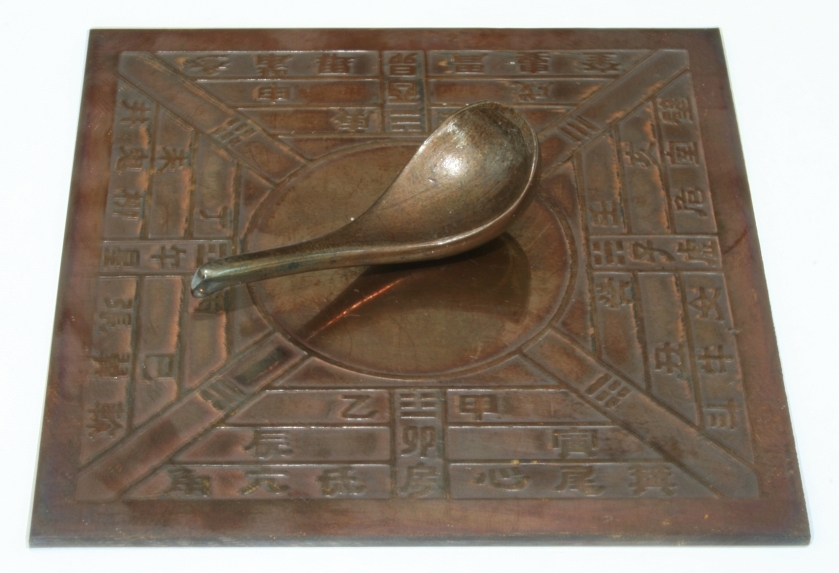 Модель китайского компаса-ложки периода династии Хань