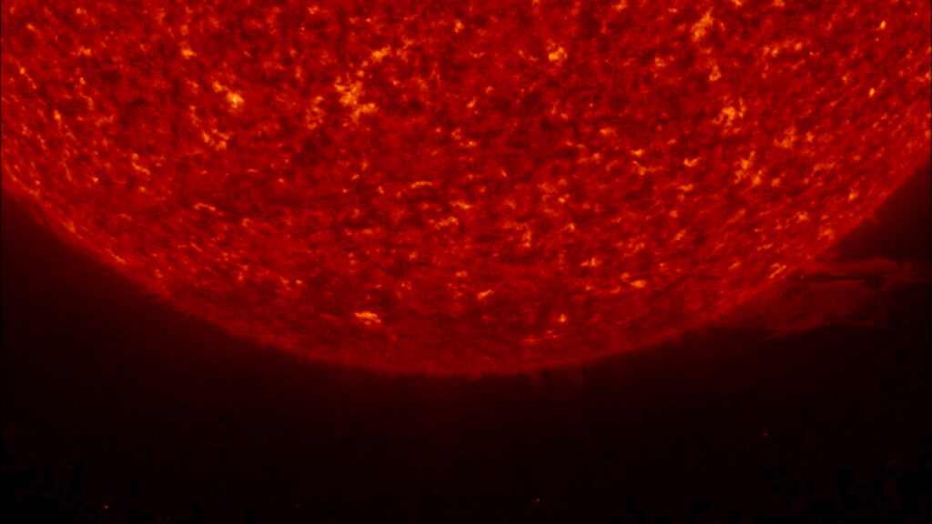 Магнитные полюса Солнца. Изображение южного полюса Солнца, полученное в ходе миссии STEREO. В правой нижней части снимка виден выброс массы